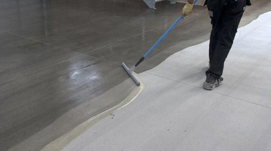 An epoxy coat one of fhe best clear coat for garage floor is applied on a a garage floor